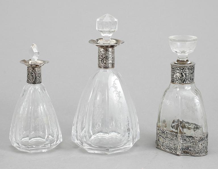 KARAFFER, 3 st, glas och silver, svenska importstämplar, C.G Hallberg, 1931 samt GAD Malmö, 1927.