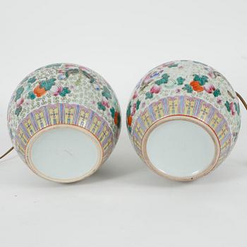 BORDSLAMPOR / BOJANER, ett par, porslin, Kina, 1900-tal.