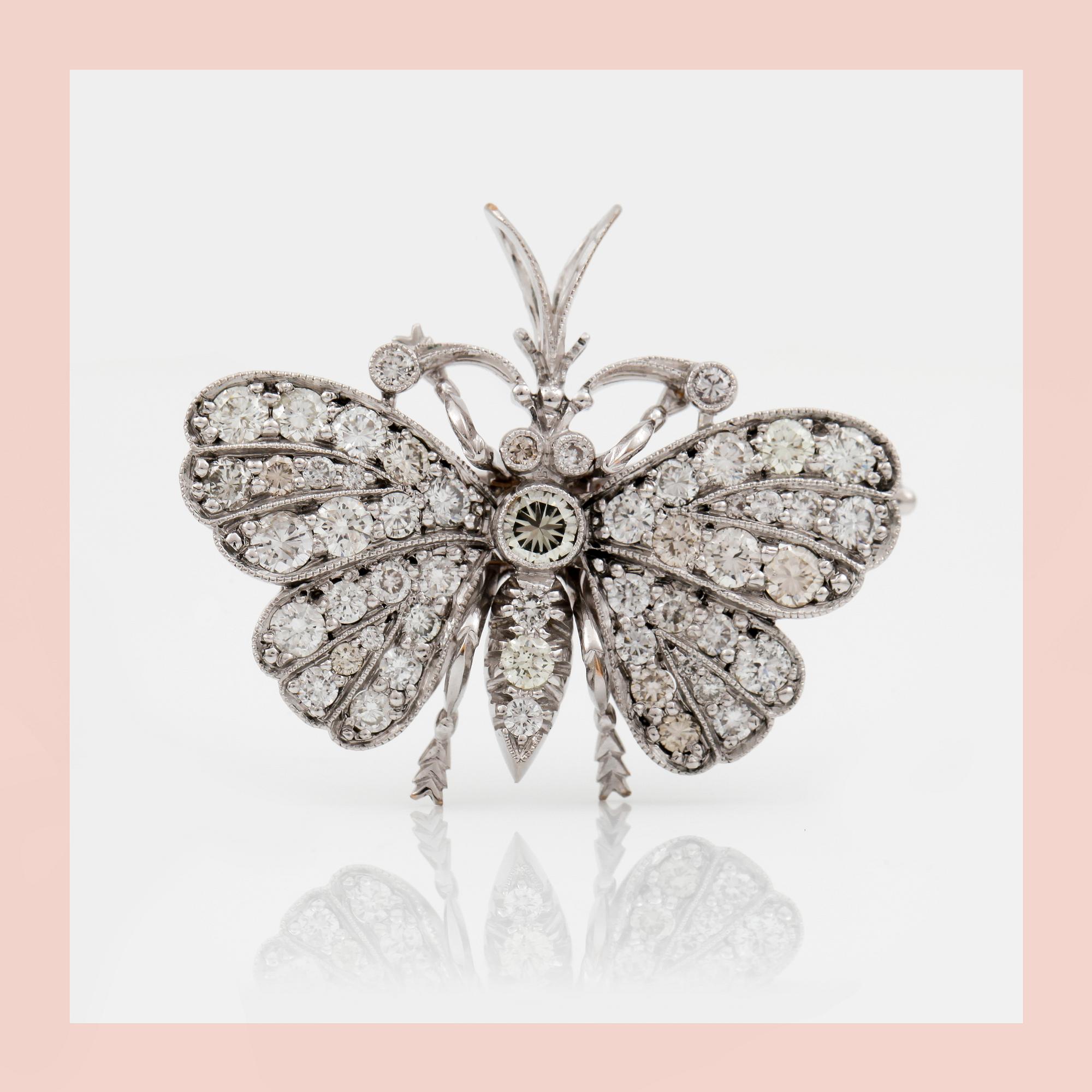 BROSCH/HÄNGE i form av en fjäril med diamanter totalt ca 2.70 ct.
