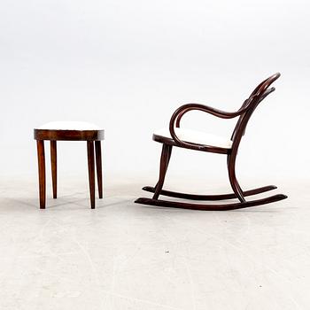 Barngungstol av Thonet samt pall, 1900-talets första hälft.