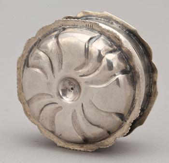 KYRKDOSA, silver, Henrik Ruthenbeck, Uddevalla, verksam 1794-1819. Vikt ca 39 gram.