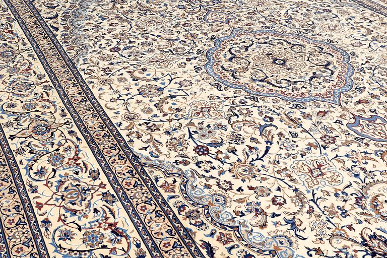 A CARPET, Nain part silk, s.k 9 LAA, 588 x 393 cm.