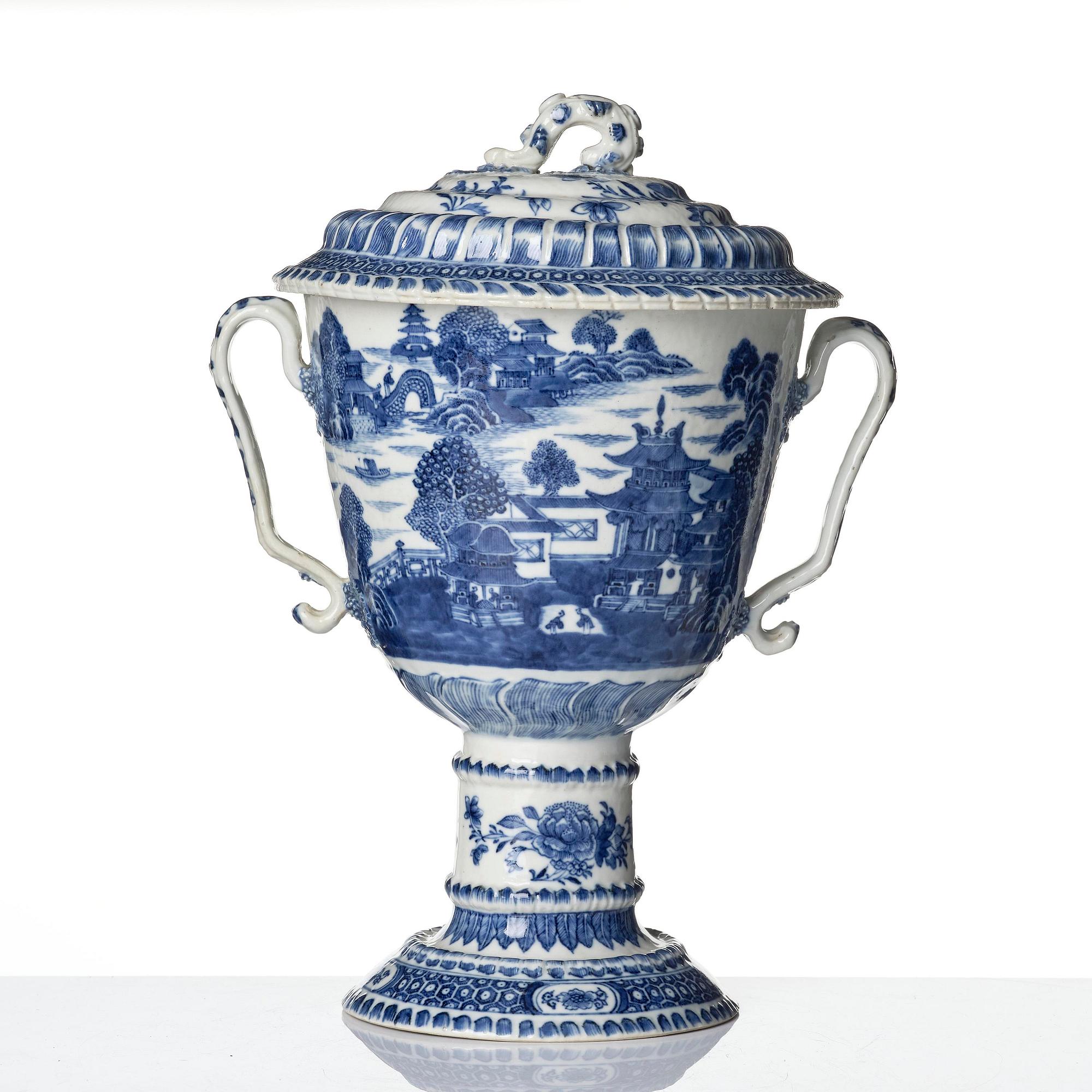 Pokal med lock, porslin. Qingdynastin, Qianlong (1736-95).
