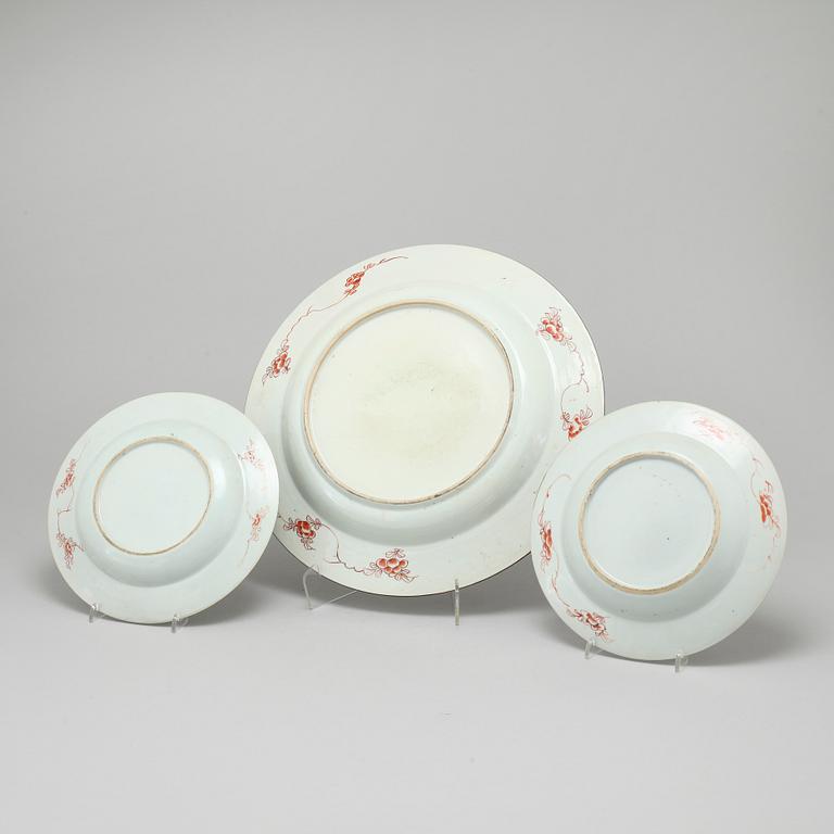 A pair of famille verte plates and a serving dish, Qing dynasty, 18th century.