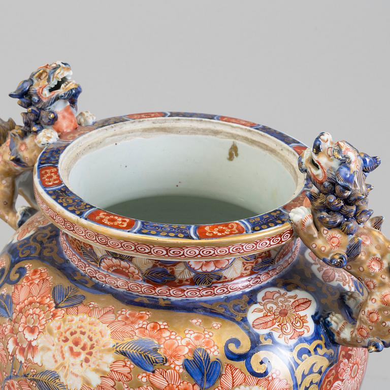 A large Japanese imari incense burner with cover, Meiji period (1868-1912).