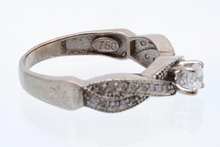 Ring 18K vitguld med 1 briljant ca 0,30 ct och briljanter ca 0,15 ct totalt.