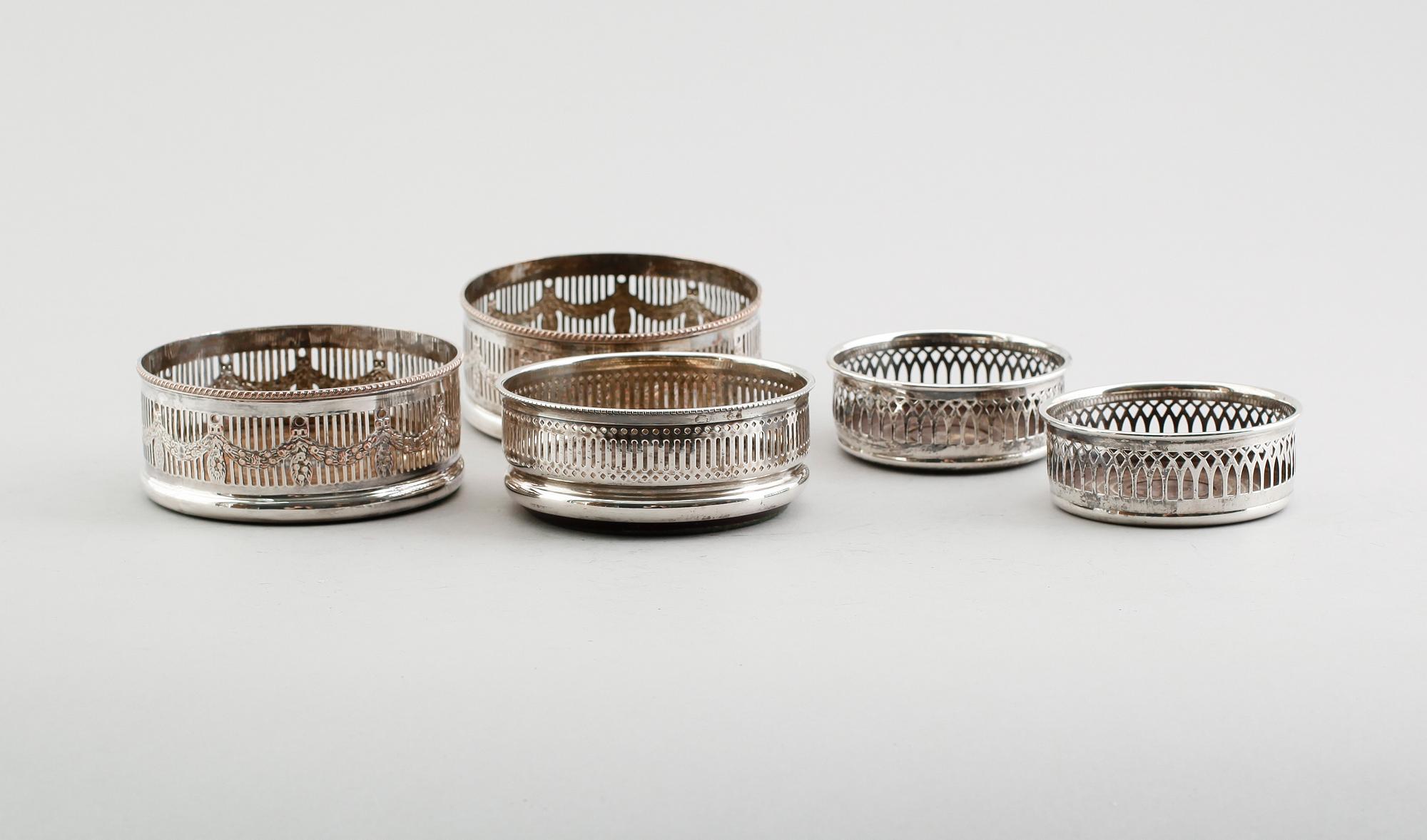 COASTERS, 5 st (2+2+1), pläter och nysilver, England, 1900-tal.