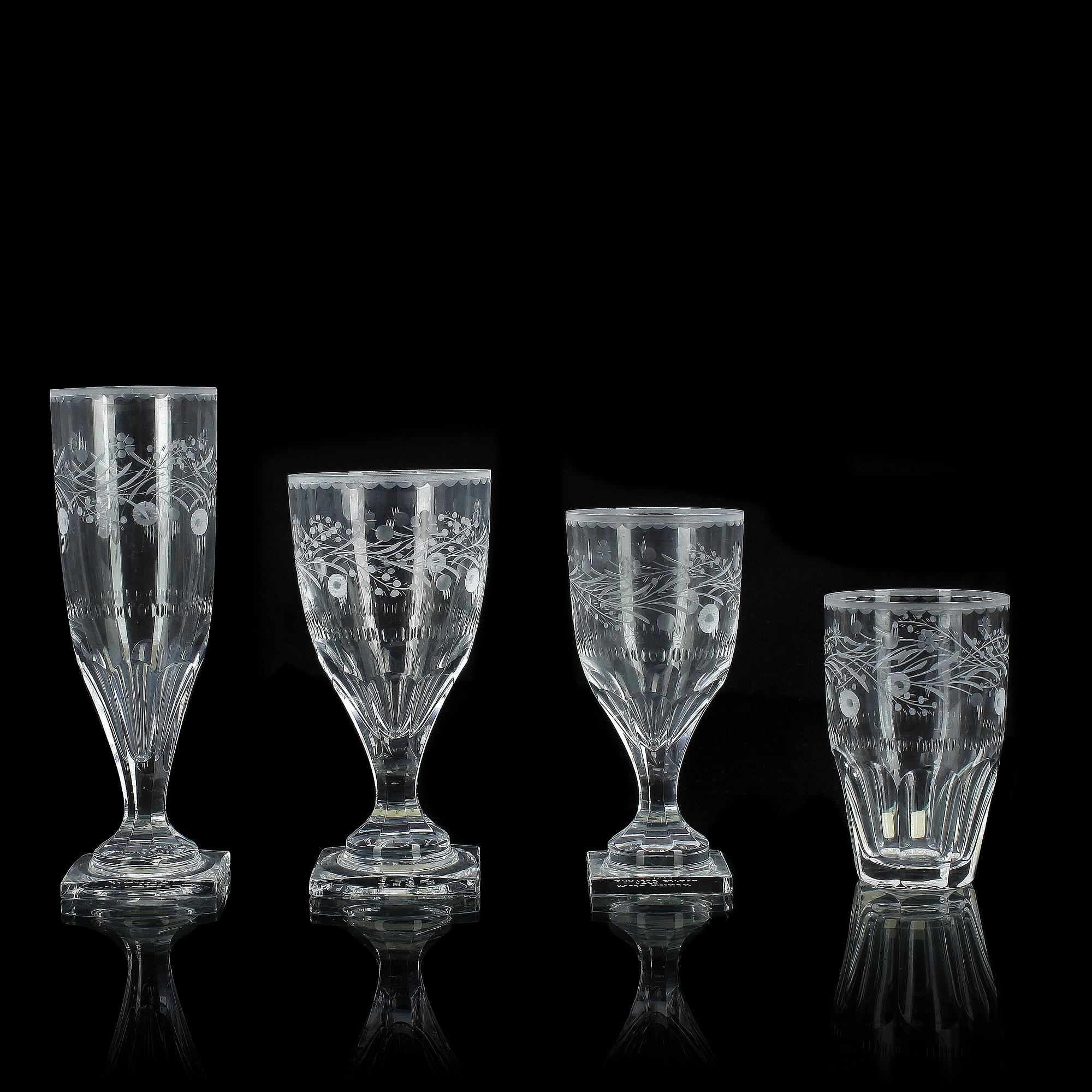 GLASSERVIS, 47 delar. "Koskull" Kosta, numrerad 83/975 och VITRINSKÅP.