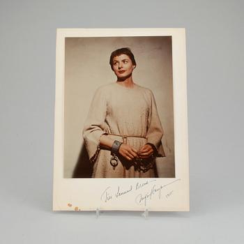 INGRID BERGMAN (1915-1982), egenhändig signatur vid foto. Daterad 1955.