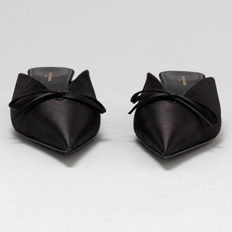 BALENCIAGA, a crepe de satin mules/kitten heels, app 38.