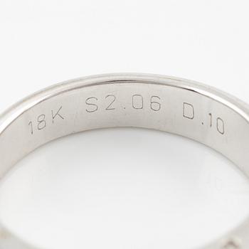 Ring med 18K vitguld med rosa safirer och runda briljantslipade diamanter.