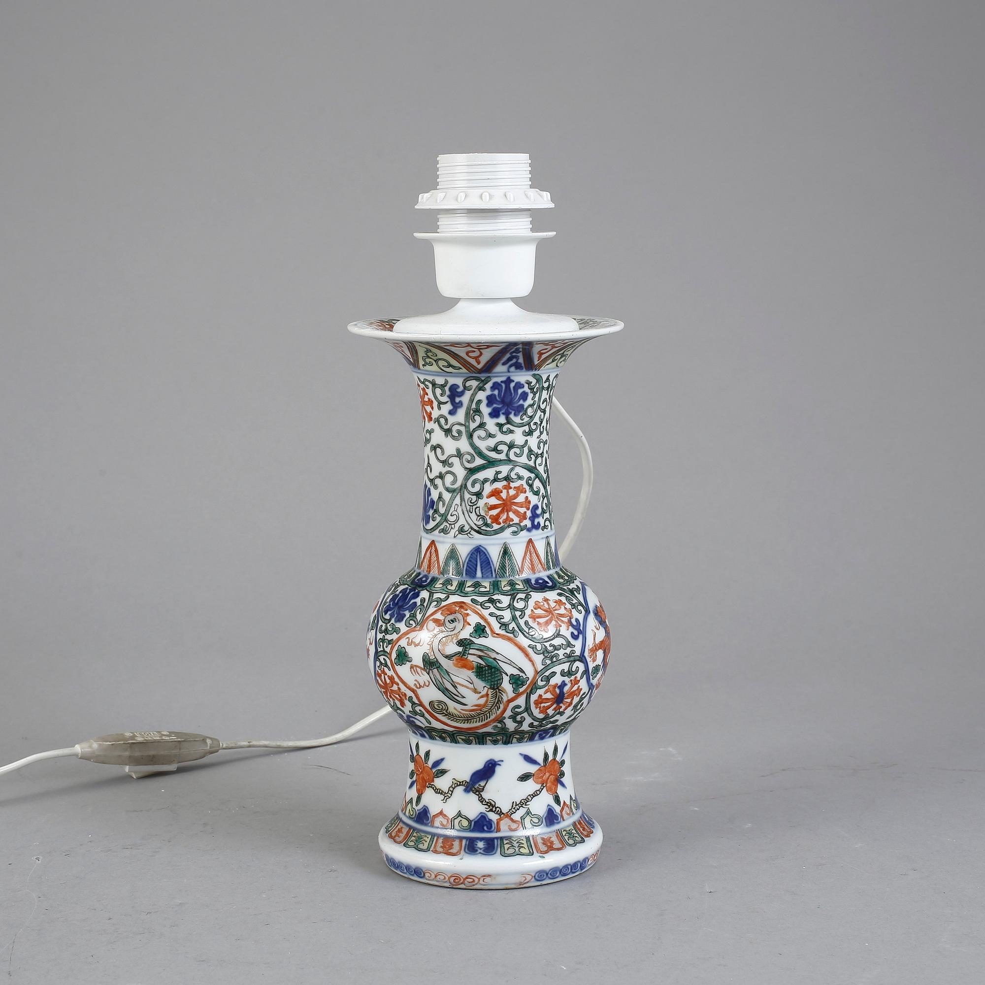 BORDSLAMPA/VAS, porslin, Kina, 1900-tal.