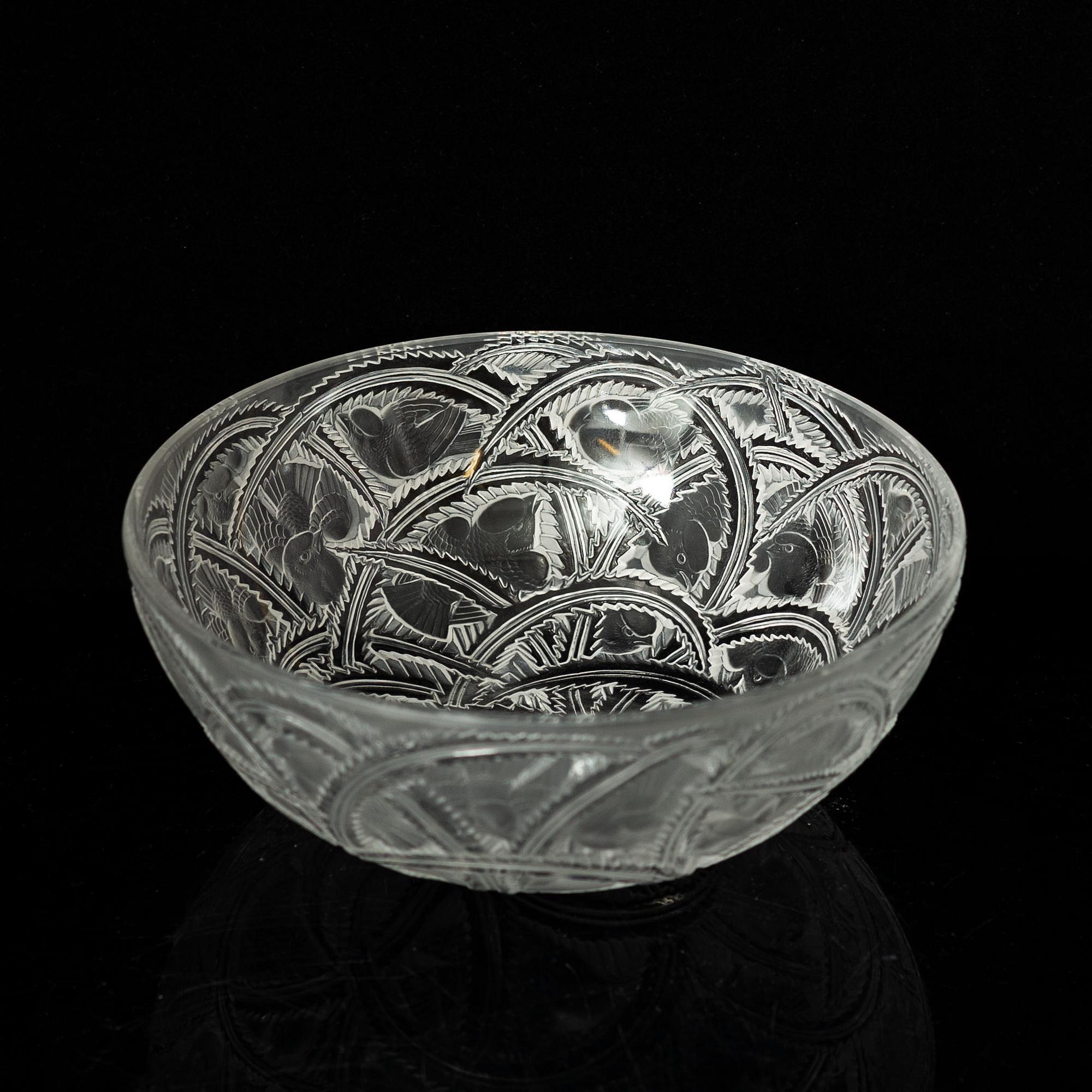 A glass bowl "Pinsons Finches", marked Lalique, France, 1940s.