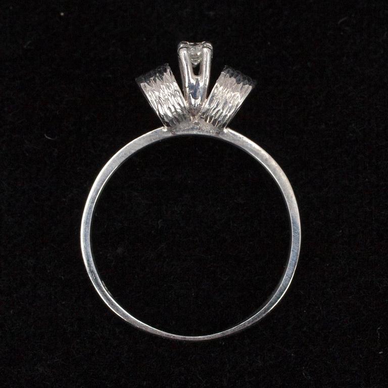 RING, vitguld 14K samt diamanter tot. ca 0,24 ct. Tot. vikt ca 3,5 g.