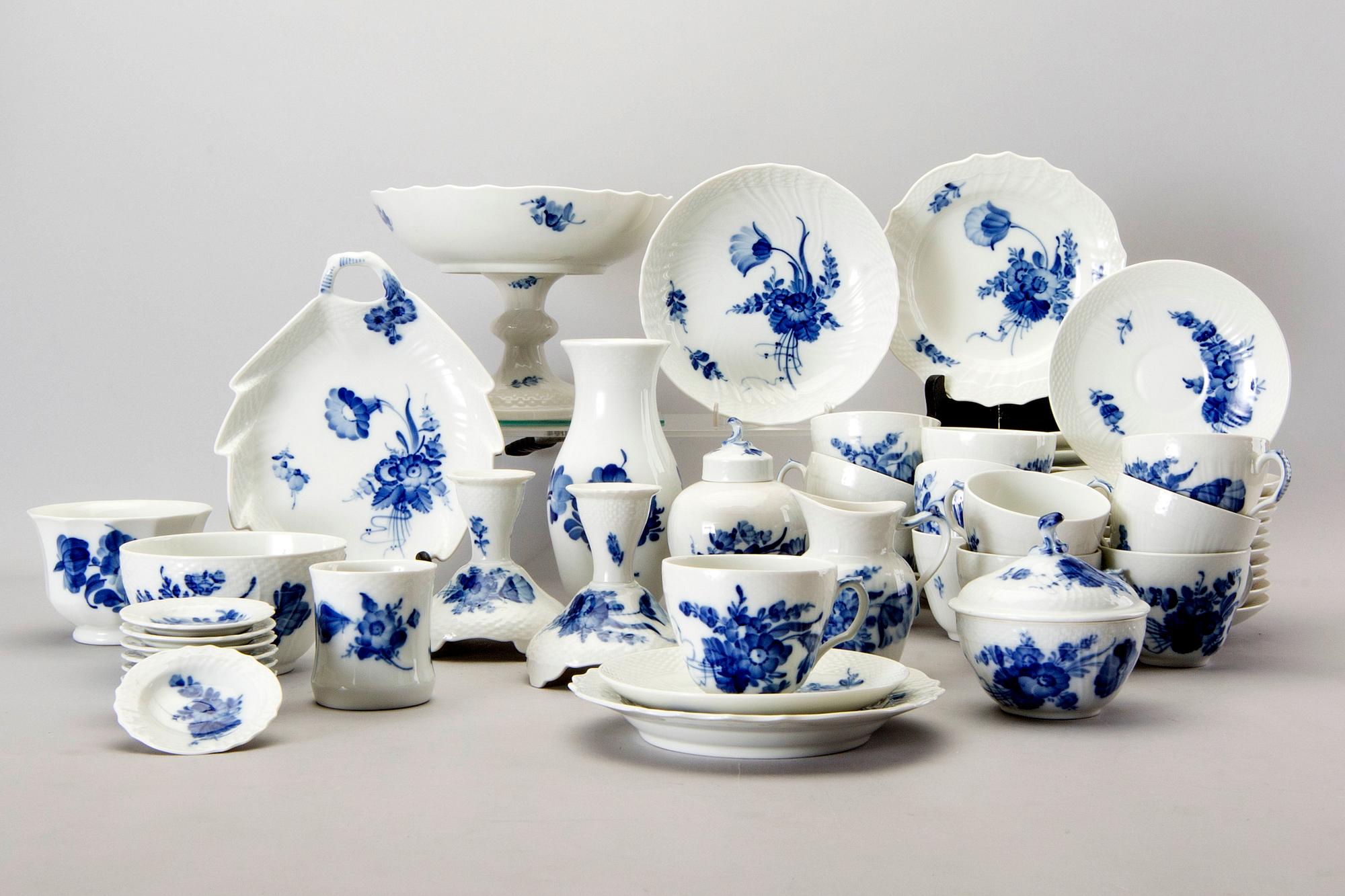 Royal Copenhagen, dinner service "Blue flower", 43 pcs Denmark mid / second half of the 20th century.