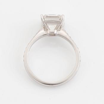 An Engelbert ring in 18K white gold set with an emerald-cut diamond 3.53 ct G vvs 2.