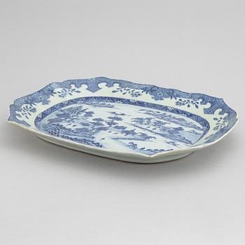 Serveringsfat, porslin, Kina, Qingdynastin, Qianlong (1736-95).