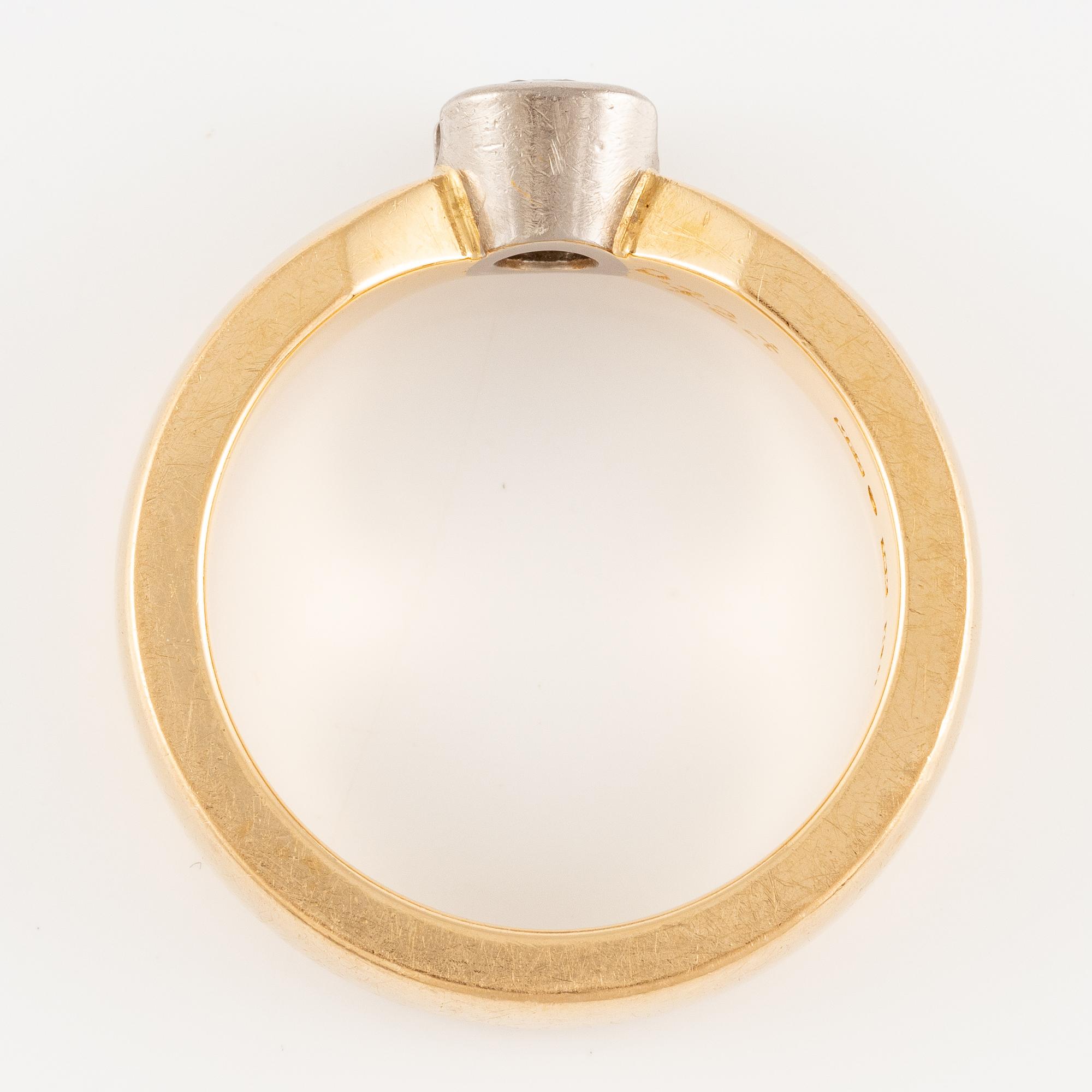 Ring 18K gold with a round brilliant-cut diamond.