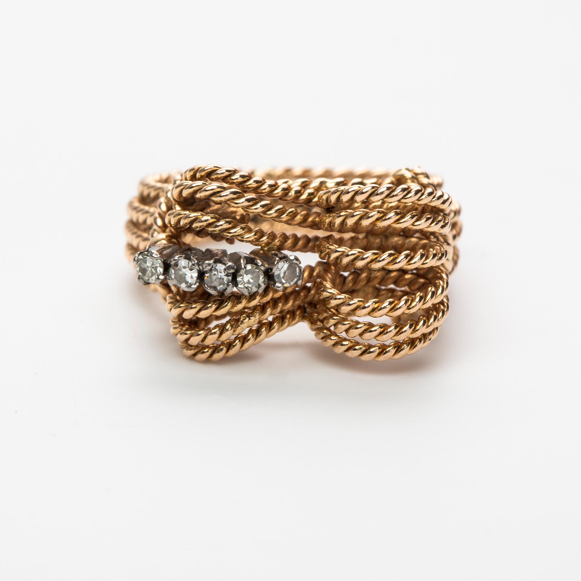 RING, 18K guld med 5 åttkantslipade slipade diamanter.
