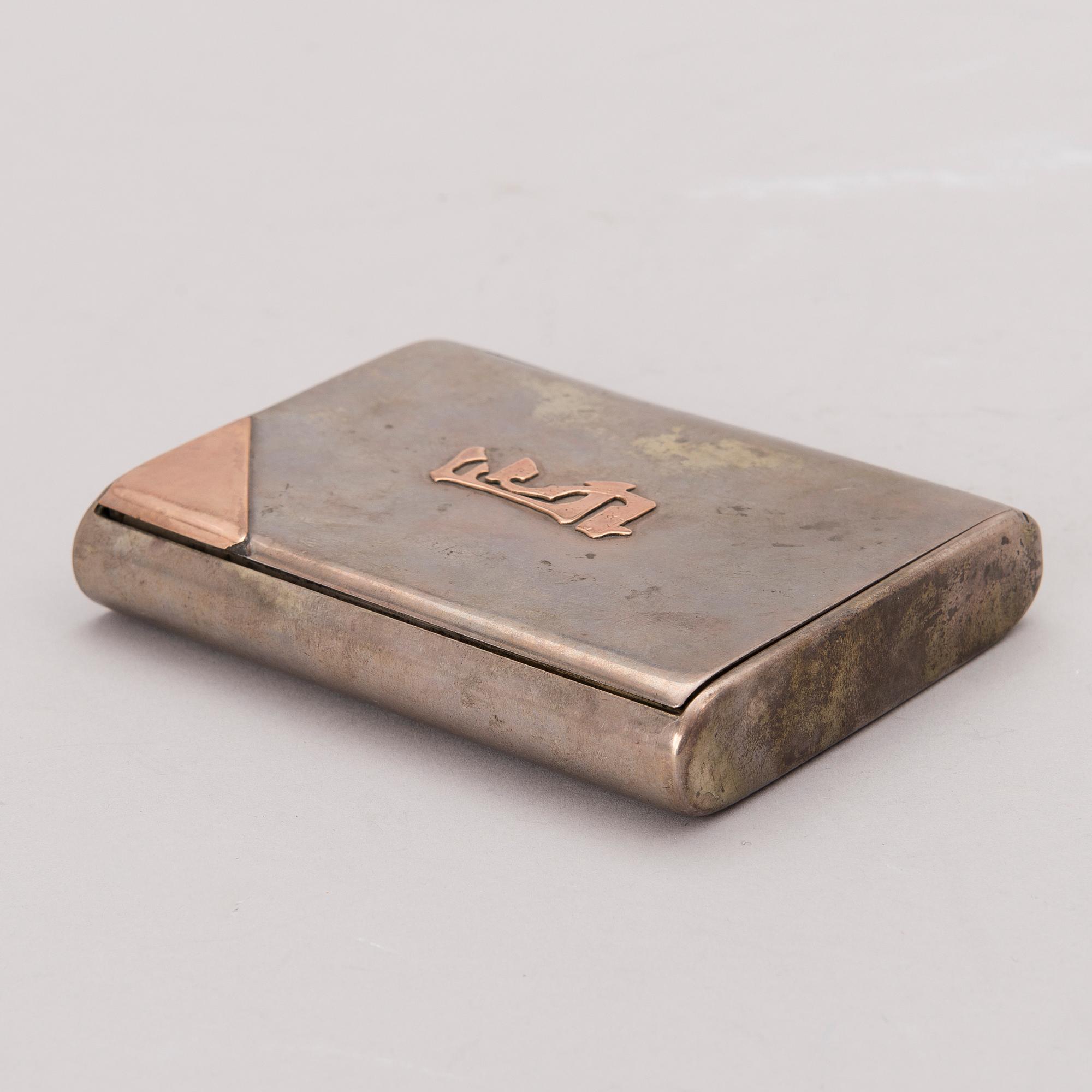 A cigarette case in silver (875) and gold, early 20th Century.