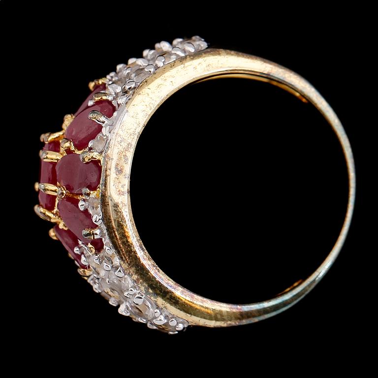 RING, förgyllt sterlingsilver, rubiner tot ca 2.00 ct, vita safirer tot ca 2.00 ct.
