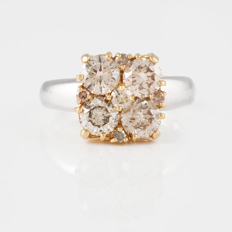 RING, 18K guld och vitguld med briljantslipade diamanter ca 2.15 ct. Vikt 5,4 gram.