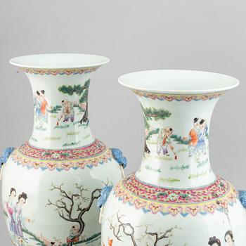 A pair of Chinese vases, second half of the 20th Century.