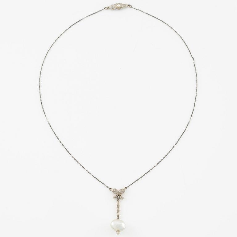 Collier 18K guld och silver med en odlad pärla och rosenslipade diamanter.