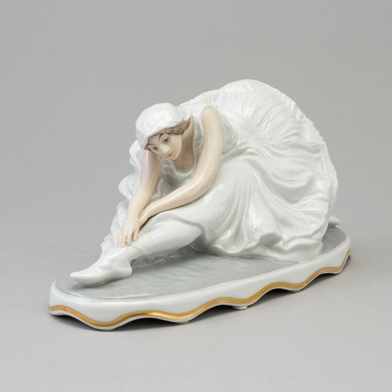 A Rosenthal figurin of Anna Pavlova as Odette in the Swan Lake, Germany 1929.