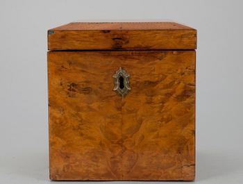 SKRIN, masurbjörk samt intarsiadekor. 1800-talets början.