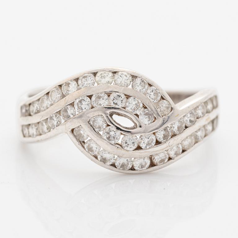 Ring, vitguld med briljantslipad diamanter.
