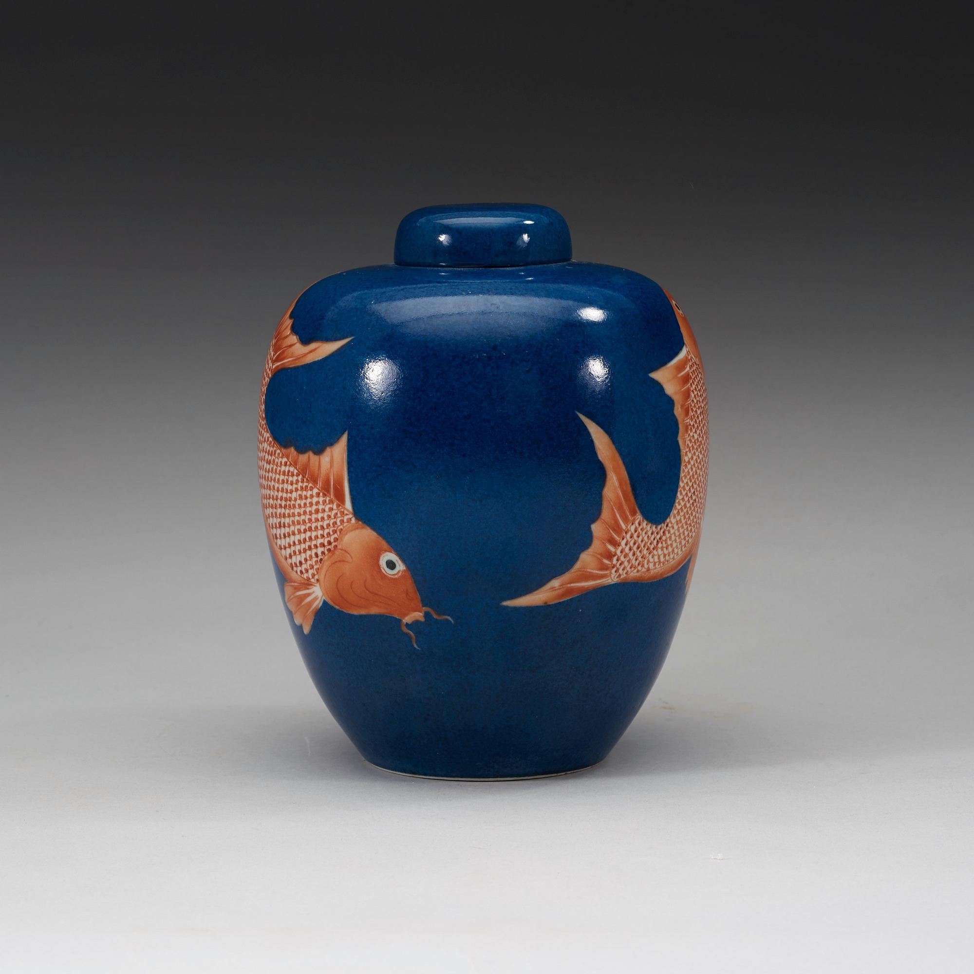 A powder blue jar with cover, late Qing dynasty (1644-1912).