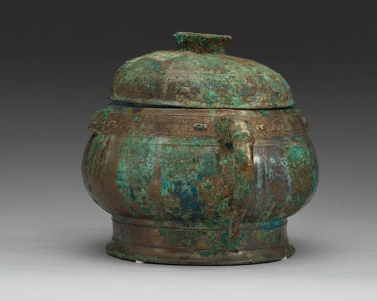An archaic bronze food vessel, gui, presumably Shang Dynasty (c. 1600-1040 BC)/early Zhou Dynasty (1040-256 BC).
