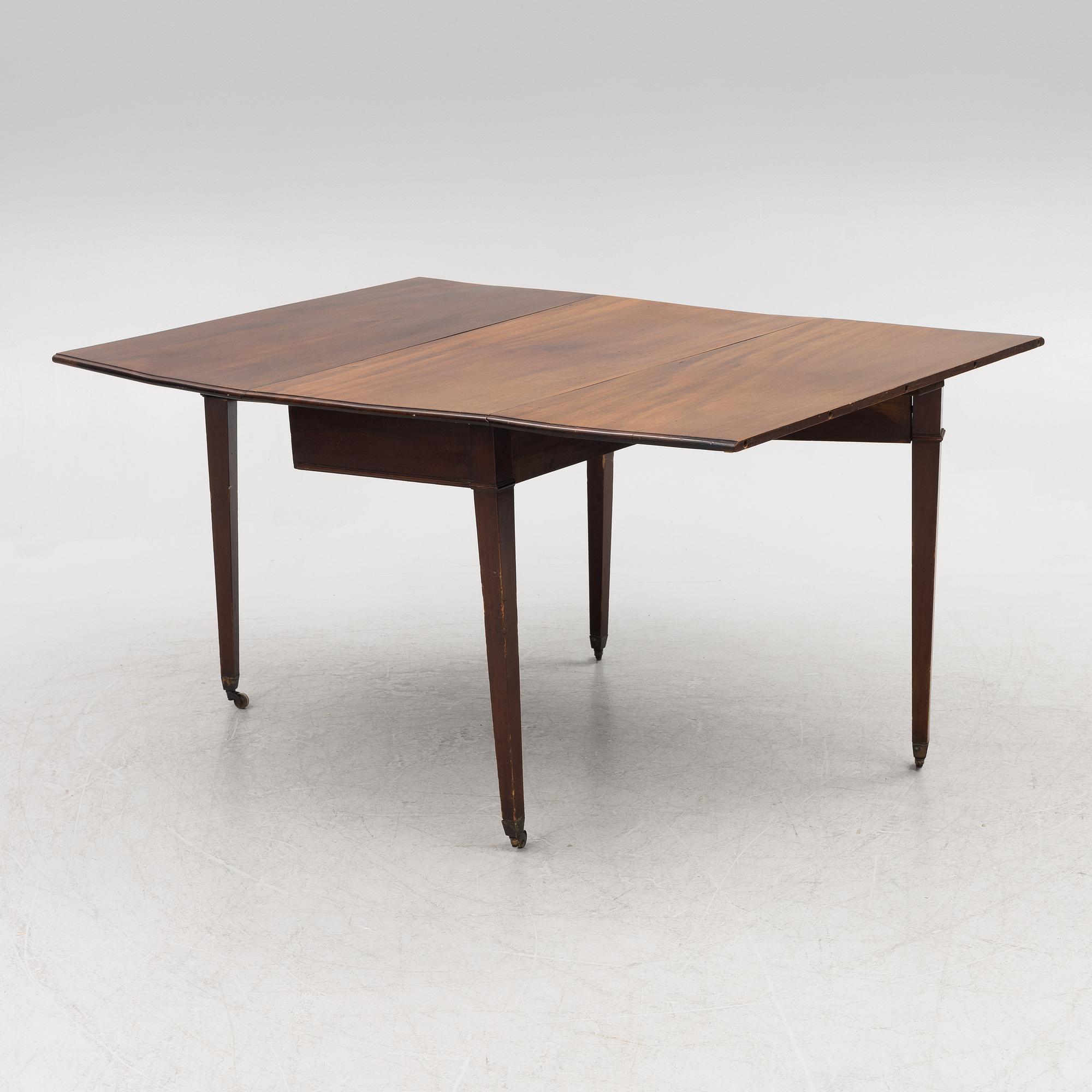 A late Gustavian dining table, 19th century.