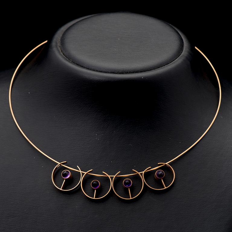 AN ELIS KAUPPI NECKLACE, cabochon cut amethysts, 14K gold. Kupittaan Kulta, Turku Finland 1959.