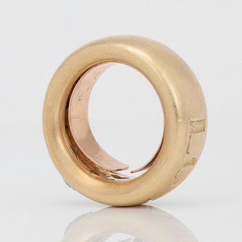 RING, graverad "LOVE", med briljantslipade diamanter i form av ett hjärta.