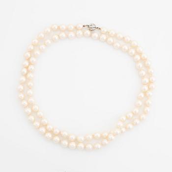 Cultured pearl necklace, clasp 18K white gold with eight cut diamonds.