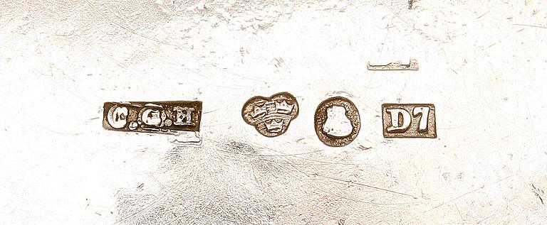 BÄGARE SAMT VAS, silver, CG Hallberg resp GAB, Stockholm 1906 resp 1947. Totalvikt ca 350 gram.