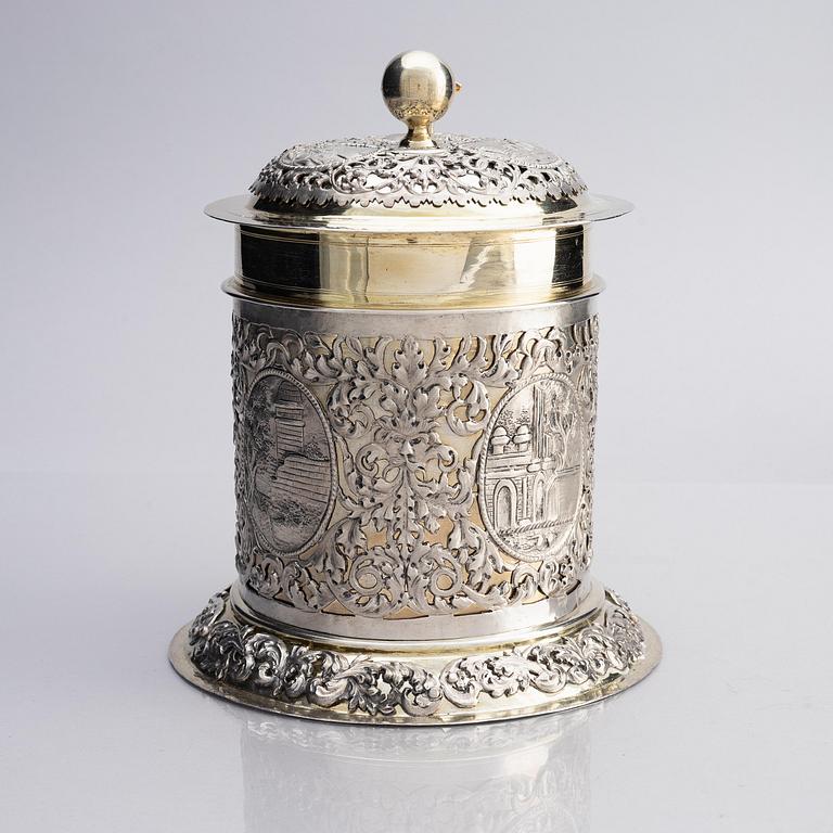 An Augsburg parcel-gilt silver tankard, mark of Daniel Schwestermüller, Augsburg 1685-87.