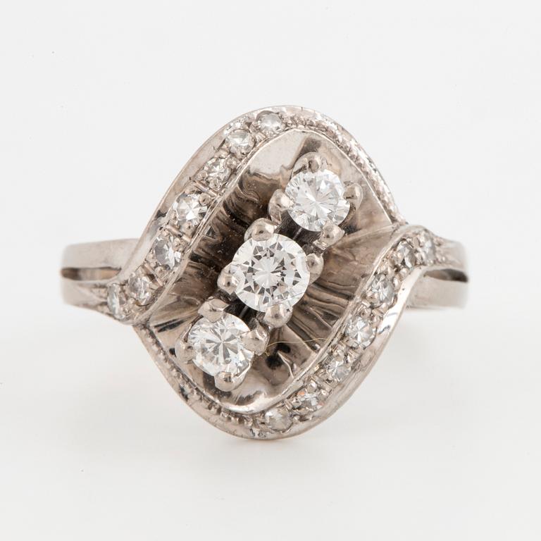 18K white gold and brilliant-cut diamonds.
