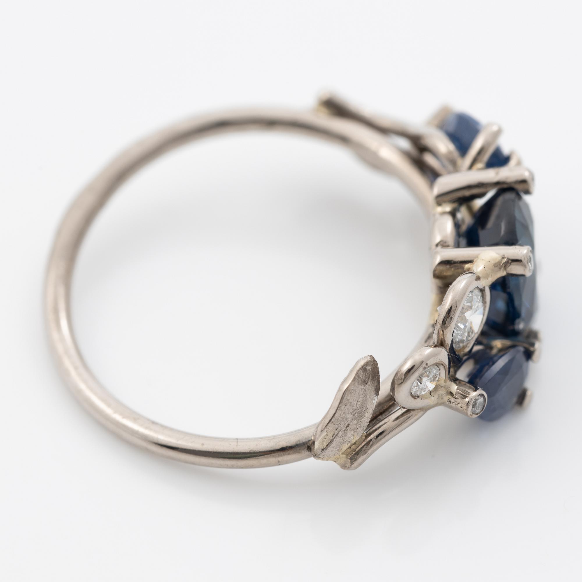 Ring, Mandelstam, 18K white gold with sapphires and brilliant-cut diamonds.