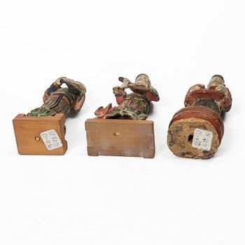 Figuriner, tre stycken, bemålat trä, sen Qingdynasti, 1800-tal.