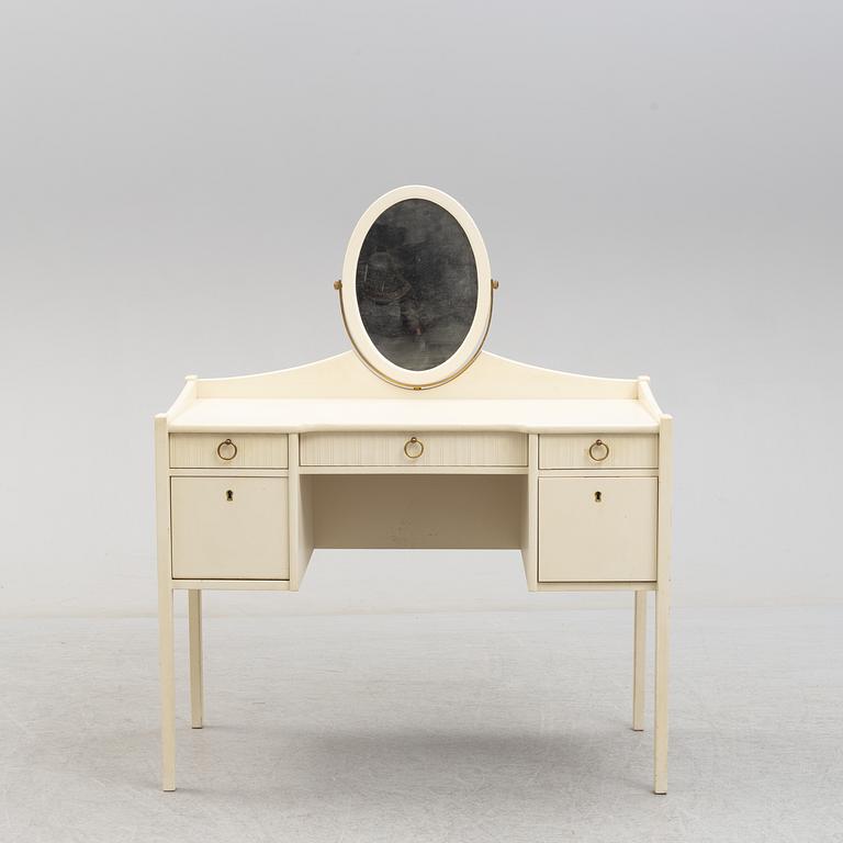 A mid 20th century vanity table.