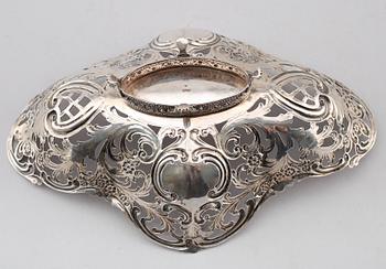 SKÅL, silver (835), rokokostil, 1900-talets första hälft. Vikt ca  240 gram.
