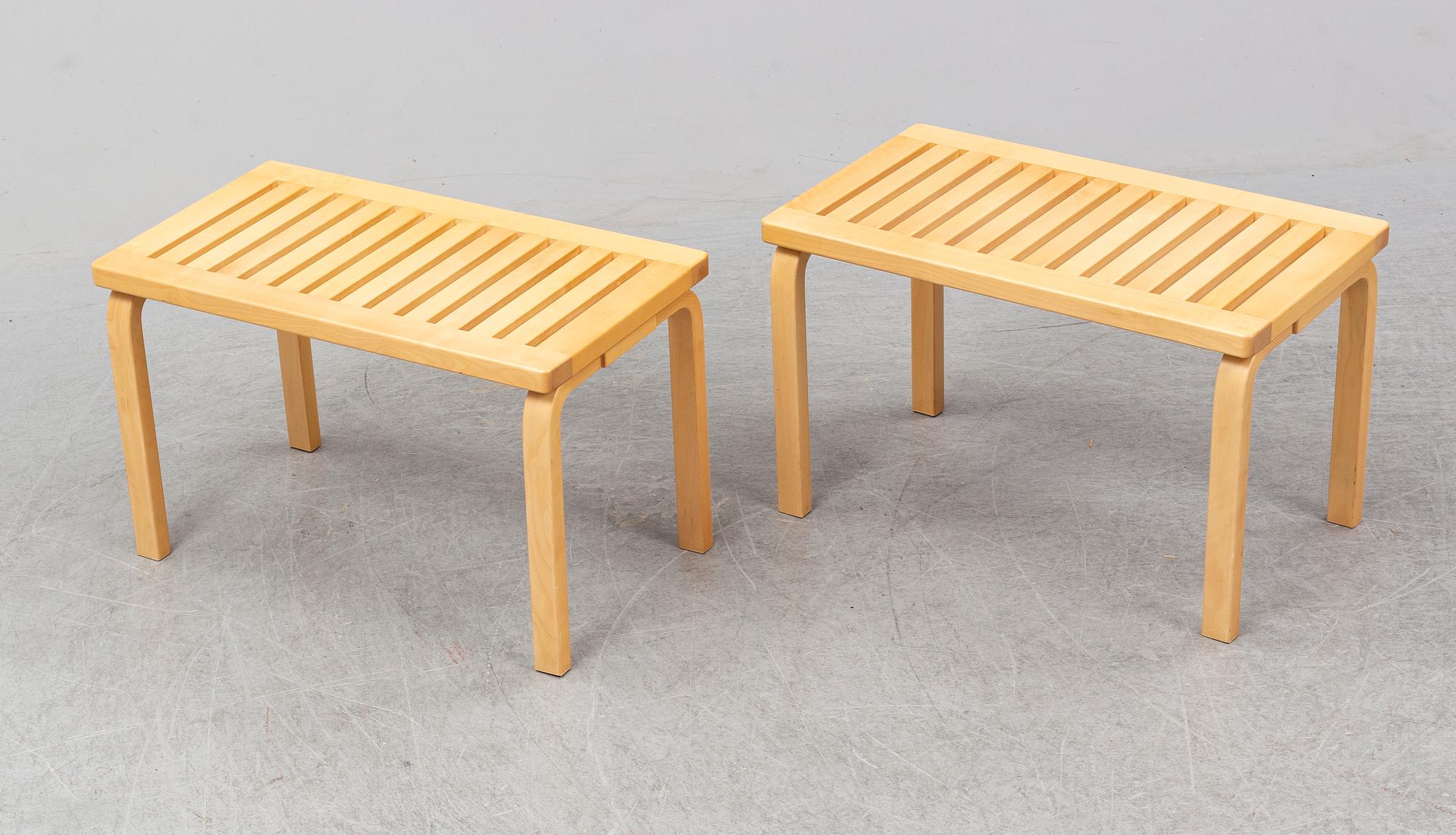 ALVAR AALTO, bänkar, modell 153, ett par, Artek, formgivna 1945.