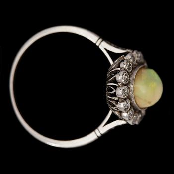 RING, opal, 1.25 ct, med smådiamanter.