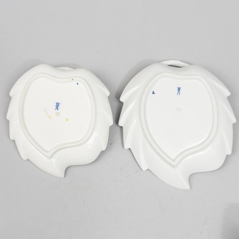 Tea caddy and three dishes, "Zwiebelmuster/Onion Pattern" , Meissen.