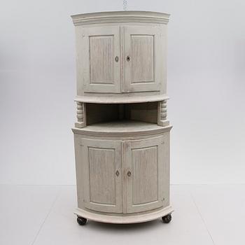 HÖRNSKÅP, sengustavianskt, 1800-talets första hälft.