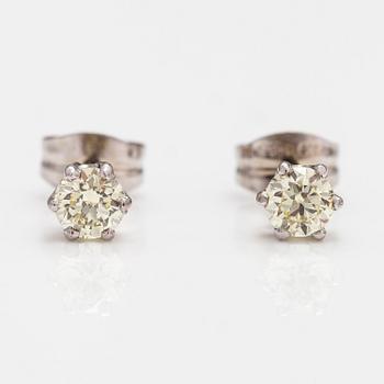 A pair of 14K white gold earrings with diamonds ca. 0.46 ct in total.