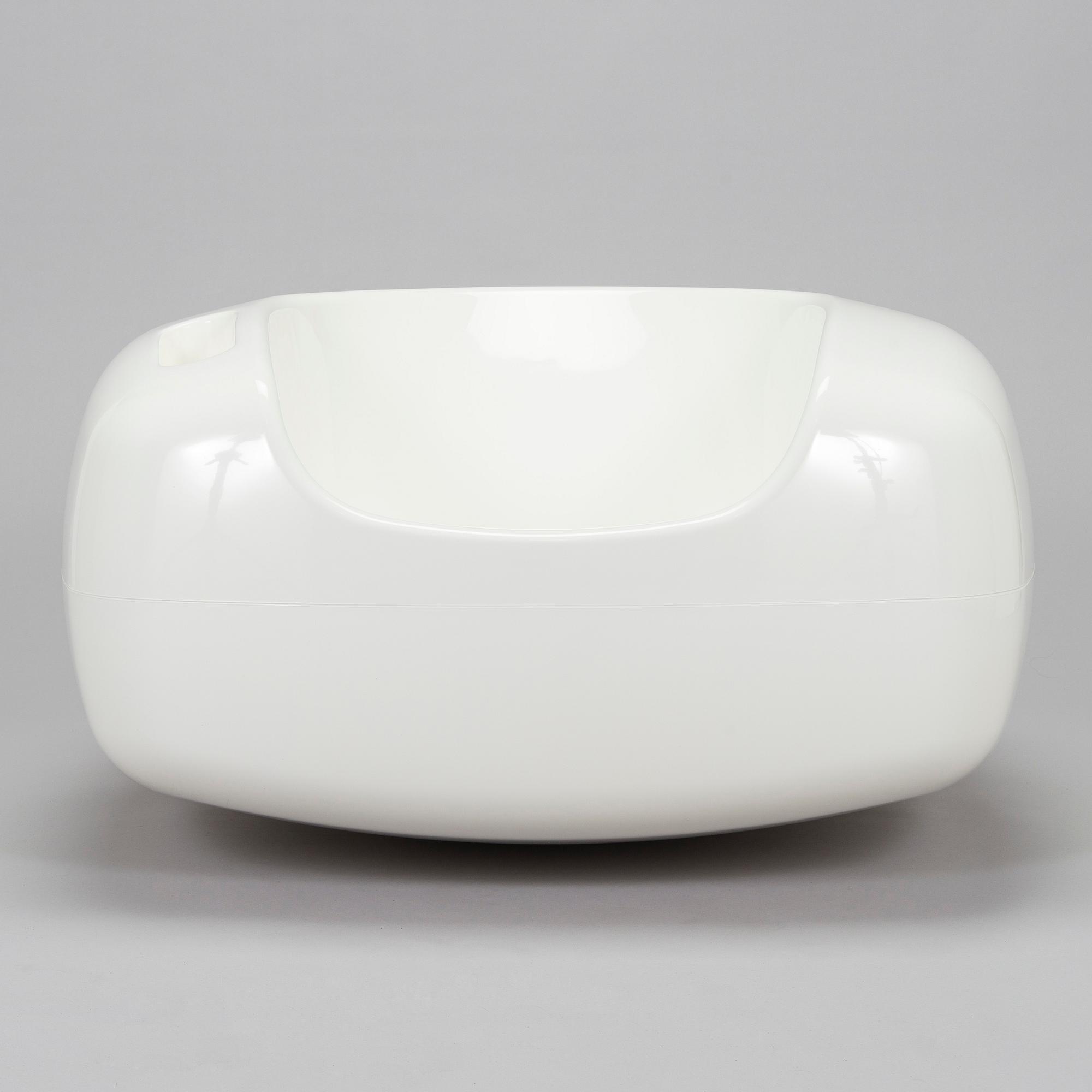 Eero Aarnio, "Soap-tuoli" Artekno, signeerattu Eero Aarnio, 2010.